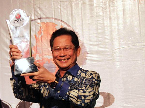 Halo BCA Terima Penghargaan