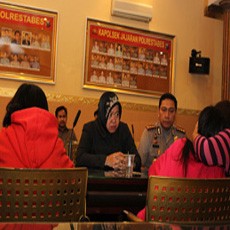 Walikota Surabaya Kunjungi Mucikari SMP di Polrestabes