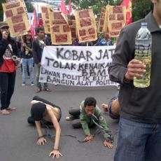 Ada Demo Tolak BBM, Lalu Lintas di Depan Gedung Grahadi Merambat