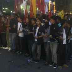 Suasana Tegang Jelang Deadline Pembubaran Aksi Tolak Kenaikan BBM