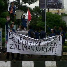 Mahasiswa ITS Lepas Balon Sebagai Tanda Tolak BBM Naik