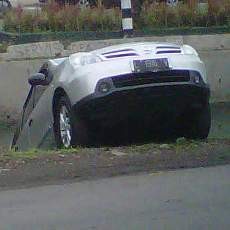 Lagi-lagi Mobil Kecemplung Sungai Saat Ditinggal Makan Soto