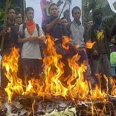 Seorang Demonstran Tolak BBM Naik Diciduk Saat Bakar Pocong SBY