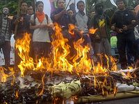 Mahasiswa Bakar Pocong Bergambar SBY