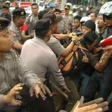 Baku Hantam Polisi dan Aktivis FORGEM Warnai Aksi Tolak Kenaikan BBM