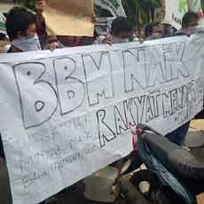 Tolak Kenaikan BBM, Mahasiswa Dorong Motor dan Seret Jerigen