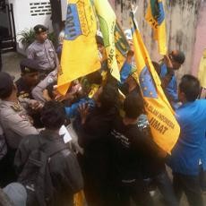 Tolak Harga BBM Naik, Mahasiswa Pacitan Adu Dorong dengan Polisi