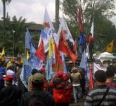 Gelombang Penolakan Kenaikan BBM, Buruh & Mahasiswa Gelar Demo Gabungan