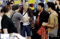     Radja menyempatkan diri membubuhkan tanda tangan untuk penggemarnya yang menyodorkan fotonya. Beberapa kali dia juga melayani foto bersama.