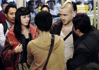     Radja dan istrinya (yang berasal dari Italia) mendapatkan kalungan kain ulos sebagai sambutan datang ke Indonesia untuk pertama kalinya.
