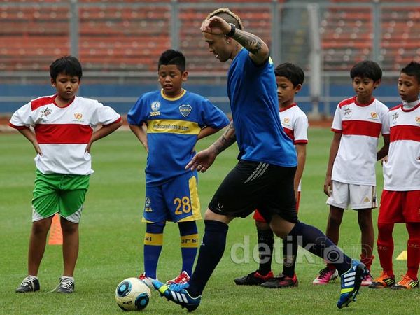 Radja Nainggolan Gelar Coaching Clinic