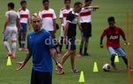 Radja Nainggolan Gelar Coaching Clinic