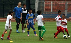 Ratusan anak-anak sangat senang mendapatkan pengalaman berharga saat dilatih tehnik sepakbola dari pemain Seri A Liga Italia, Radja Nainggolan.