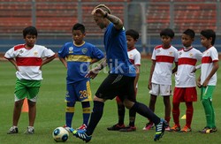 Setelah memberikan coaching clinic, Radja Nainggolan, juga mendapatkan kesempatan untuk bermain sepak bola bersama talenta – talenta berbakat tanah air yang tergabung di timnas Indonesia U-23.
