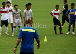 Gaya rambut mohawk ala Radja Nainggolan saat memberikan klinik kepelatihan sepakbola.