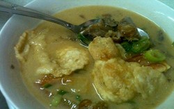 Soto Betawi Haji Halim: Gurih Mantap Soto Betawi dari Pondok Bambu