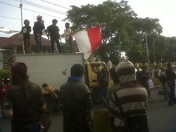 Ngotot Tolak Kenaikan Harga BBM, Mahasiswa Yogya Sandera Mobil Boks