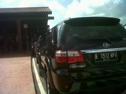 Bandel! Fortuner Pejabat Masih Parkir Sembarangan di Bandara Cengkareng