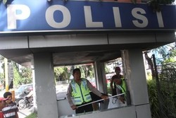 Polisi Bersihkan Pos Polisi yang Dibakar Mahasiswa di Medan 