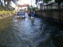 Pademangan Masih Banjir Rob, Warga Mengungsi ke Basement Maspion Plaza