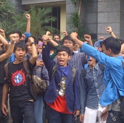 Usai Dibebaskan Polisi, 85 Pendemo Nyanyikan Indonesia Raya 