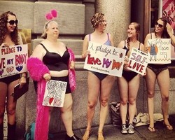 5 Wanita Berbikini Lakukan Aksi Protes di Depan Toko Victorias Secret