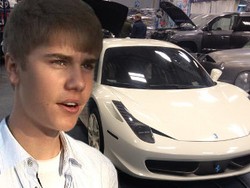 Justin Bieber Tabrak Fotografer dengan Ferrari