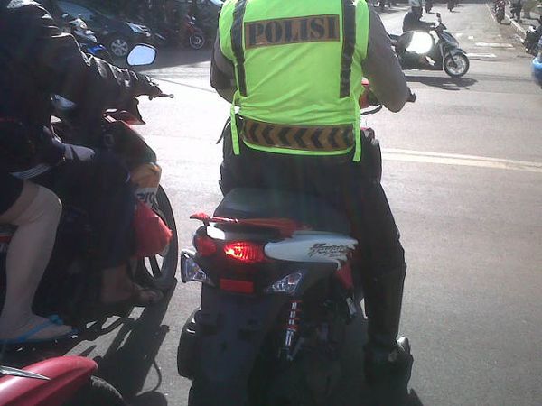Kemana Pelat Nomor Motornya Pak Polisi?