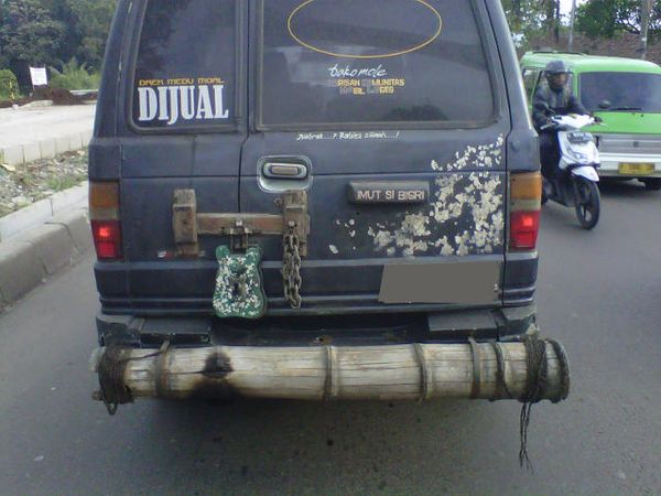 Kunci Gembok Raksasa dan Pelindung Bemper Bambu