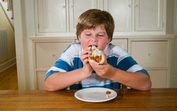 Si Kecil Kegemukan? Terapkan Pola Makan Sehat Ini