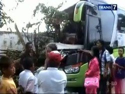 Bus Rombongan Pelajar Tabrak Warung