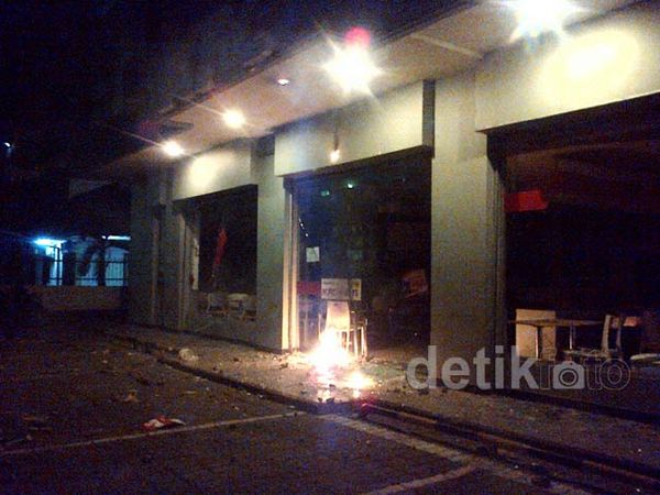 Tolak Kenaikan BBM, Mahasiswa Medan Rusak KFC 