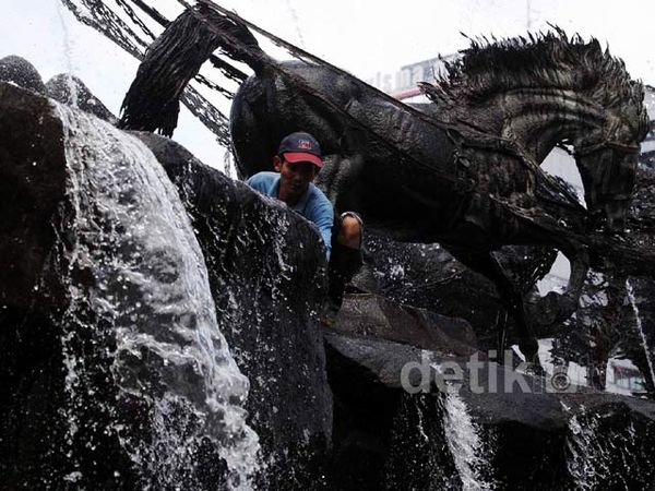 Jelang HUT DKI, Patung Arjuna Dibuat Kinclong