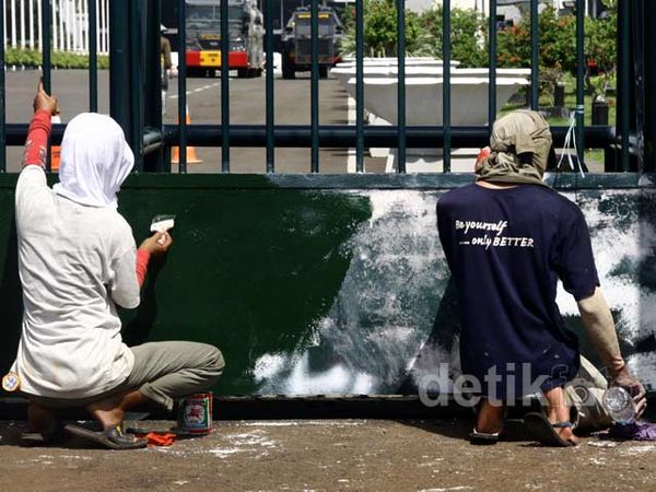 Tembok DPR Dibersihkan