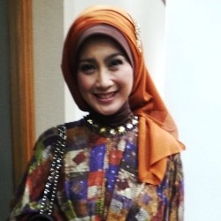 Ully Ajarkan Desy Ratnasari Fashion