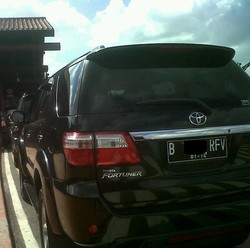 Bandel! Fortuner Pejabat Masih Parkir Sembarangan di Bandara Soetta