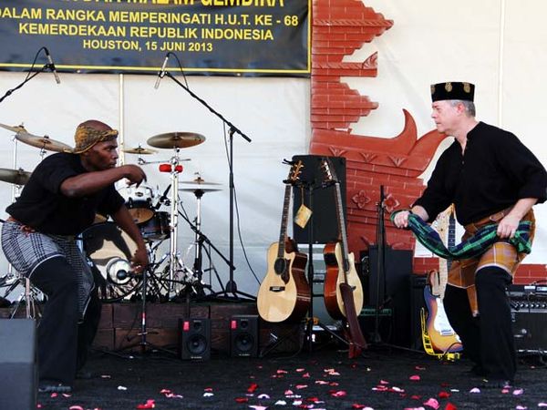 Pencak Silat Meriahkan Bazar KJRI Houston