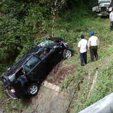 Innova Berpenumpang Anggota Polisi Terjun ke Sungai