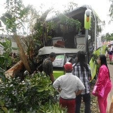 Bus Rombongan SMPN 1 Balongbendo Tabrak Warung