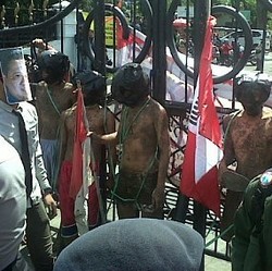 Tolak Harga BBM Naik, Lima Manusia Lumpur Terobos Pagar Gedung Sate