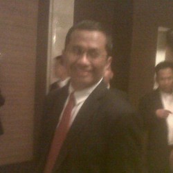 Tumben.. Dahlan Iskan Tampil Rapi Pakai Setelan Jas