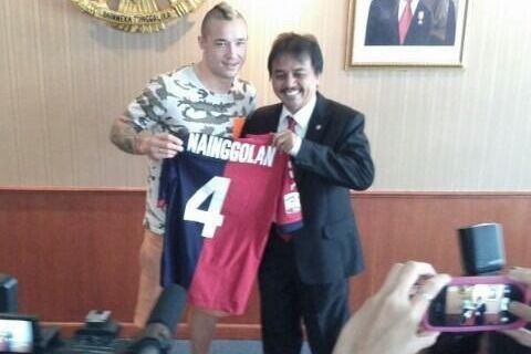 Ketika Radja Nainggolan Bertemu Menpora