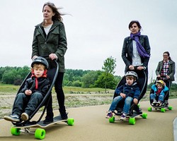 Bisa Main Skateboard Sambil Ajak Bayi Jalan-jalan dengan Stroller Ini