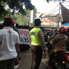  Polisi Bubarkan Paksa Demo Mahasiswa Mercu Buana di Meruya