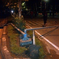 Demo Hingga Tengah Malam, Mahasiswa Bentrok dengan Polisi
