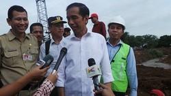 Tinjau Normalisasi Kali Pesanggrahan, Jokowi Pamer Programnya Jalan