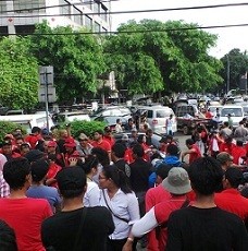 Demo BBM Naik, Ratusan Simpatisan PDIP Kumpul di Tugu Proklamasi