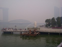 Merlion Pun Diselimuti Asap Kebakaran Hutan