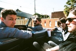 Arctic Monkeys Luncurkan Video Baru, Do I Wanna Know?