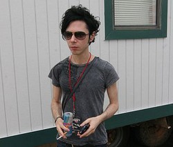 Gitaris Yeah Yeah Yeahs Rilis Single Amal Bersama Band Semasa Kuliah